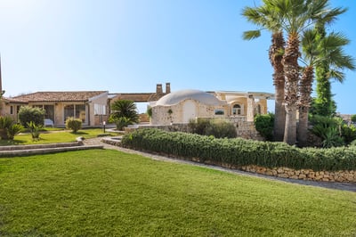 Luxury Villa Photo #18