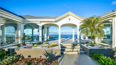 Outdoors: Outdoor lounge. Very beautiful garden. Gas barbecue. Breathtaking panoramic views. 