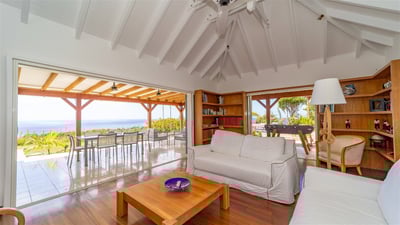 Living Area: Ceiling fan, large HD-TV, Apple TV, Canal Satellite. 