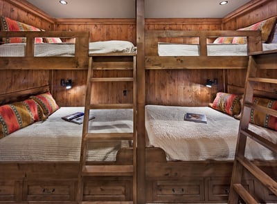Bunkroom with 4 full beds and 2 twin beds