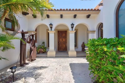 Luxury Villa Photo #17