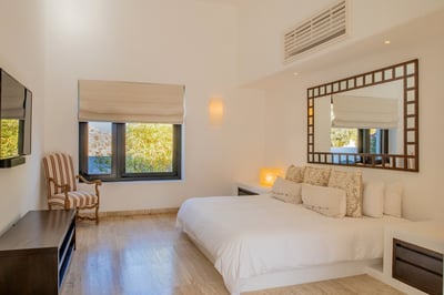 Luxury Villa Photo #38