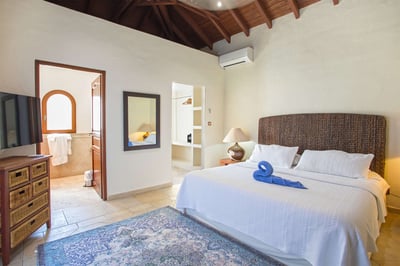 Luxury Villa Photo #26