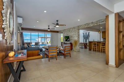 Luxury Villa Photo #16