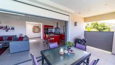 Kitchen & Dining Area