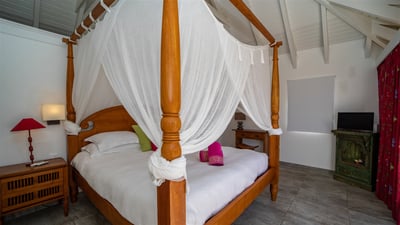 Bedroom 5: On the main level. King size bed, air conditioning, HD-TV, Dish Network, safe. Ensuite ba