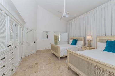 Luxury Villa Photo #37