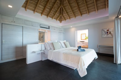 Luxury Villa Photo #30