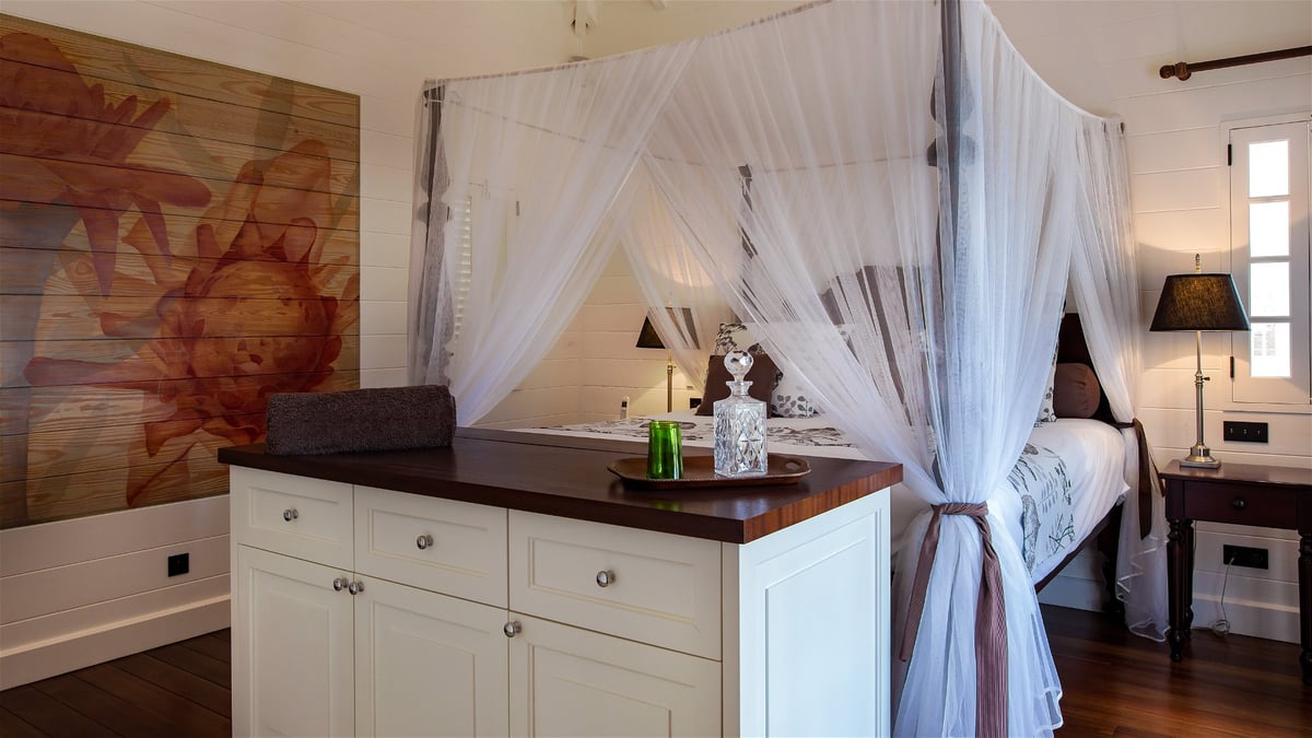 Bedroom 2: On the main level. A king size four-poster bed, air conditioning, ceiling fan, HD-TV - Image 47