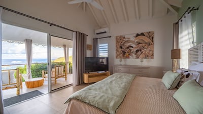 Bedroom 1: On the main&nbsp;level. Twin beds convertible to King size bed. Air conditioning, ceiling