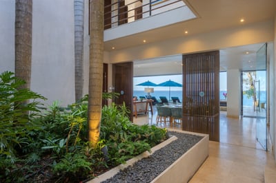 Luxury Villa Photo #18
