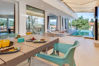 Luxury Villa Photo #16
