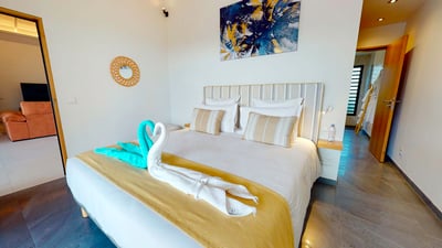 Luxury Villa Photo #18