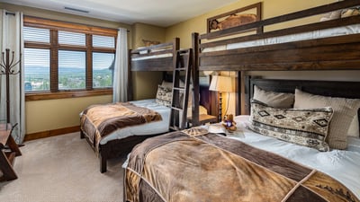 Bunkroom with 2 twin over queen bunks