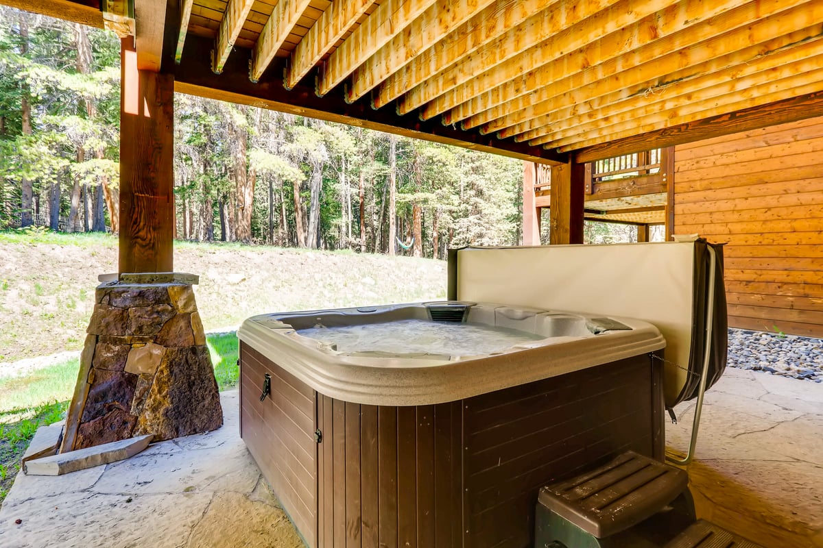 Hot tub on lower patio - Image 35