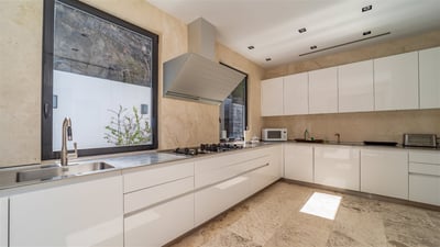 Kitchen & Dining Area