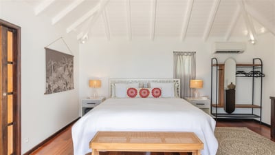 Bedroom 1: King-size bed, air conditioning, HD-TV, Apple TV, Dish Network, ceiling fan, safe. Ensuit