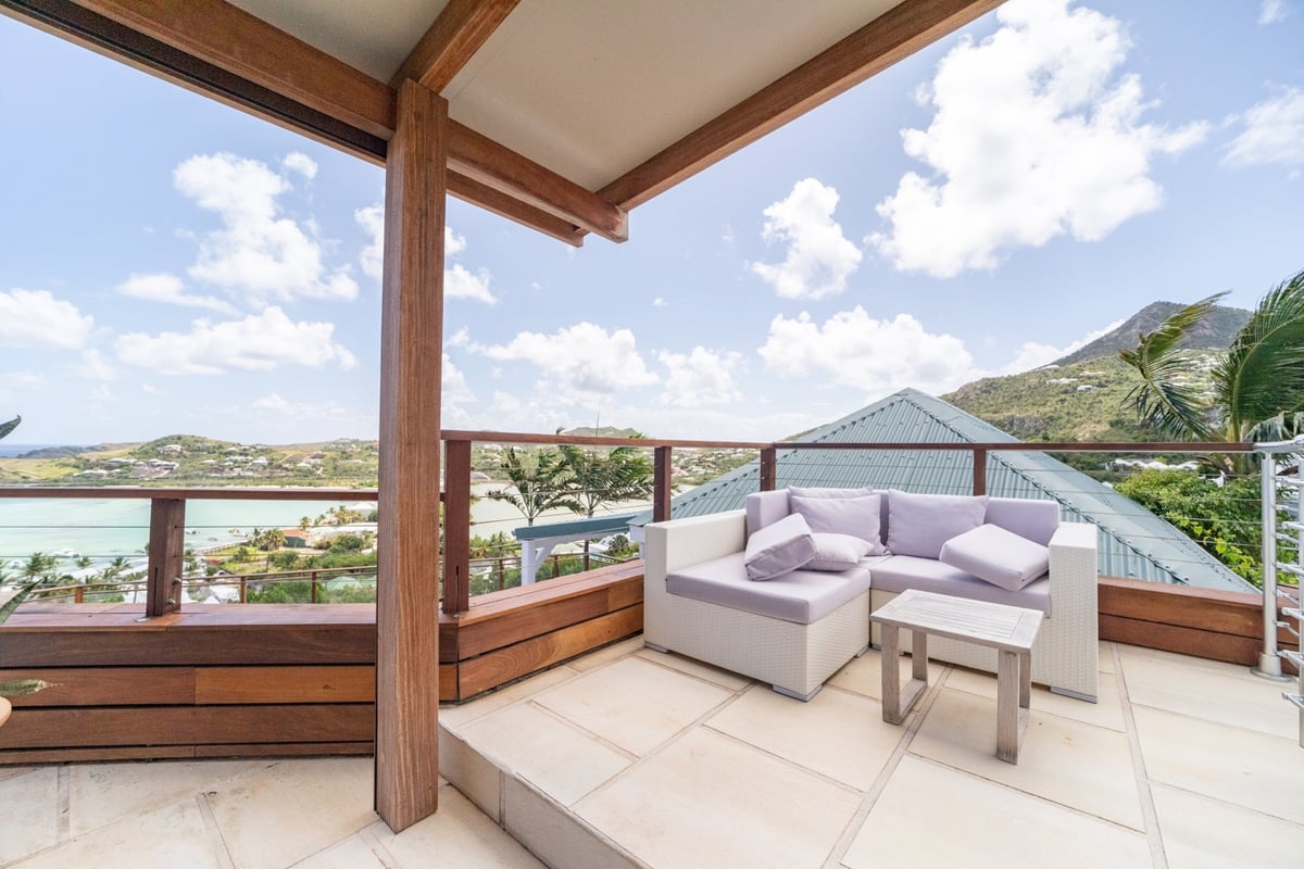 Outdoors: Tropical and lush garden, and dramatic ocean views from every parts of the property - Image 12