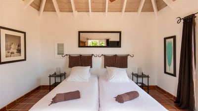 Bedroom 3: King size bed (or Twin beds), air conditioning, HD-TV, Canal Satellite, safe, dressing.&n
