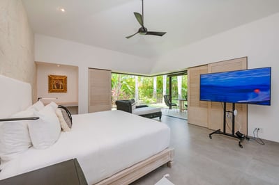 Luxury Villa Photo #16