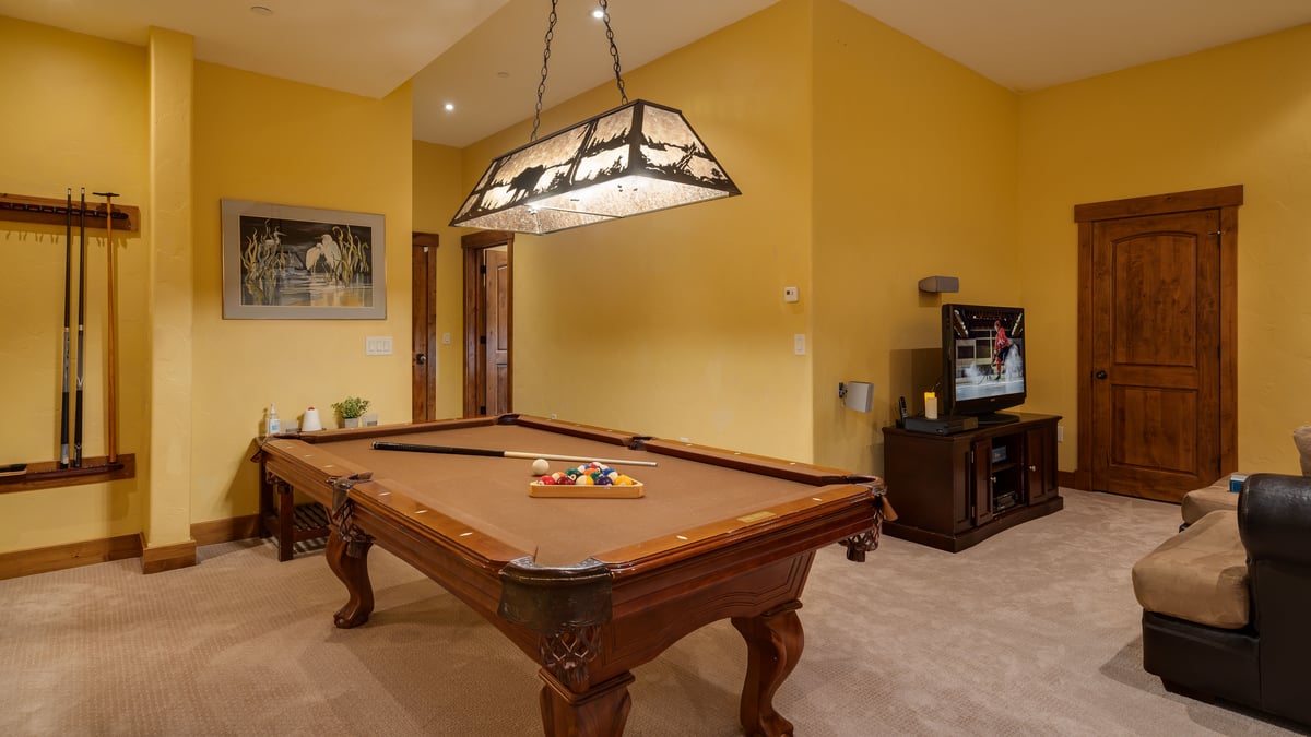 Family room with billiards on lower level - Image 13