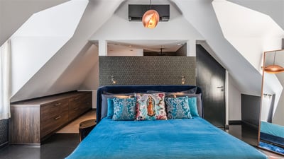 Bedroom 3: On the upper level. King size bed, air-conditioning, ceiling Fan, HD-TV, Apple TV, Dish N