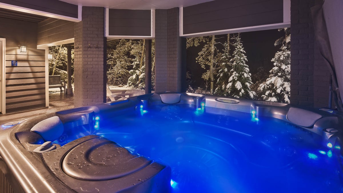 Private covered hot tub - Image 22