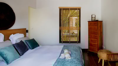 Bedroom 1: Queen size bed, air conditioning, HD-TV. En-suite bathroom with outdoor shower, double va
