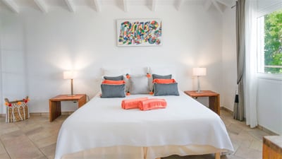 Bedroom 1: King size bed (or twin beds), air conditioning, HD-TV, Dish Network, dressing room, safe,