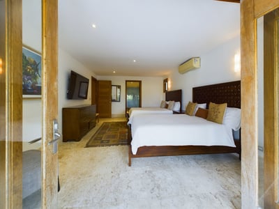 Luxury Villa Photo #34