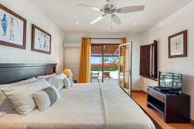 Luxury Villa Photo #18