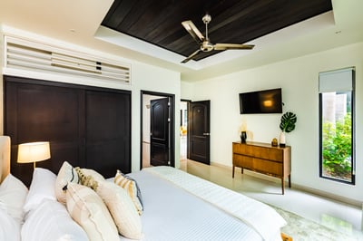 #3. King Bed  Ensuite Bathroom, Smart TV, AC, Ceiling Fan.