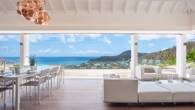Outdoor Lounge: Beautiful lounge area on the covered terrace, facing the magnificent views. 