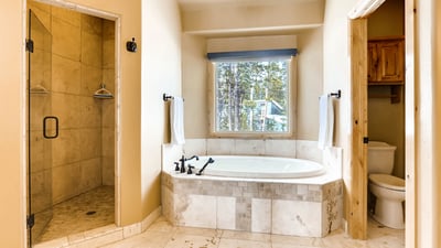 King Suite tub
