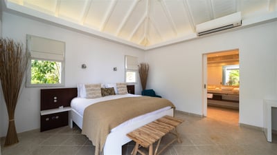 Bedroom 1: King size bed, air conditioning, HD-TV with American satellite and Apple TV. Adjoining ba