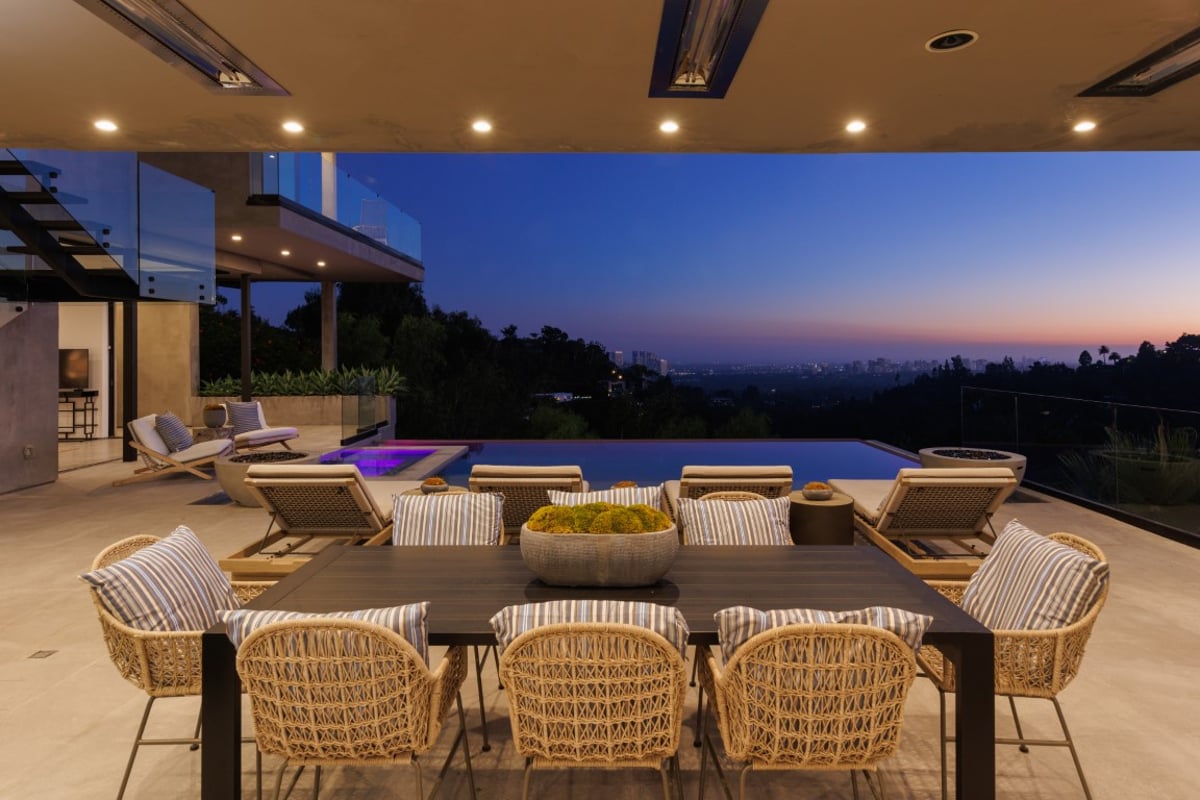 Crest Jetliner Beverly Hills, California Rental Escapes