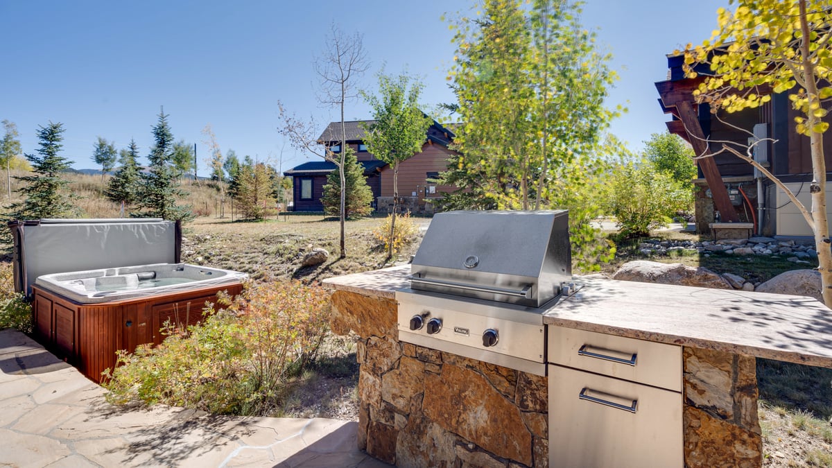 Grill and hot tub - Image 4