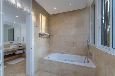 Luxury Villa Photo #36