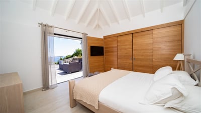 Bedroom 2: Air conditioning, king size bed, HD-TV with Dish Network, programmable safe. Ensuite bath