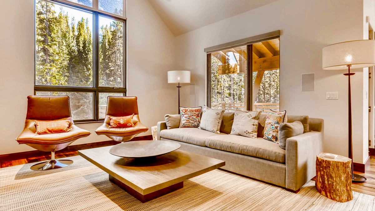 Great room with lots of natural light - Image 9