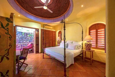 Luxury Villa Photo #17