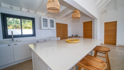 Kitchen: Fully equipped, breakfast bar, refrigerator and freezer with ice maker, oven, microwave ove