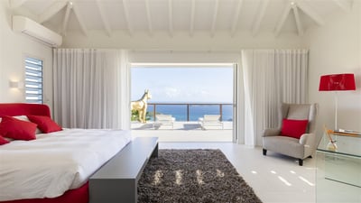 Bedroom 1: On the main level. King size bed, air conditioning, HD-TV, Apple TV, Sonos sound sys