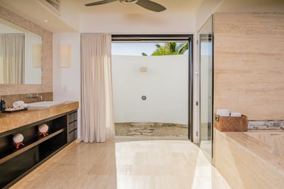 Luxury Villa Photo #31