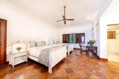 Luxury Villa Photo #32
