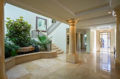 Luxury Villa Photo #26