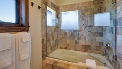Bunkroom ensuite tub