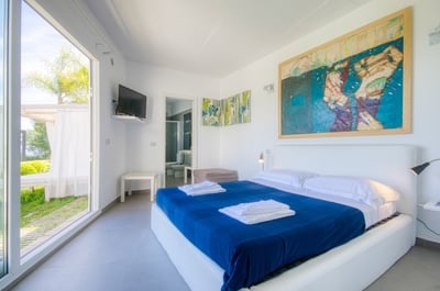 Luxury Villa Photo #23
