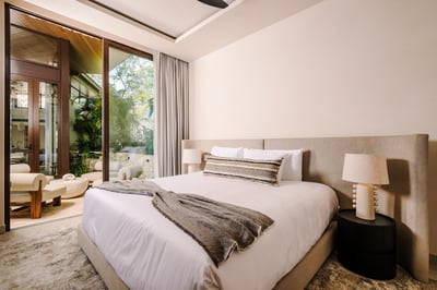 Suite 3 - King Bed, TV, AC