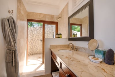 Luxury Villa Photo #30